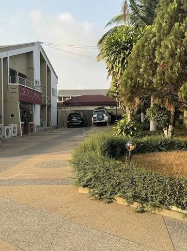 LA ROSA EXECUTIVE GUEST HOUSE