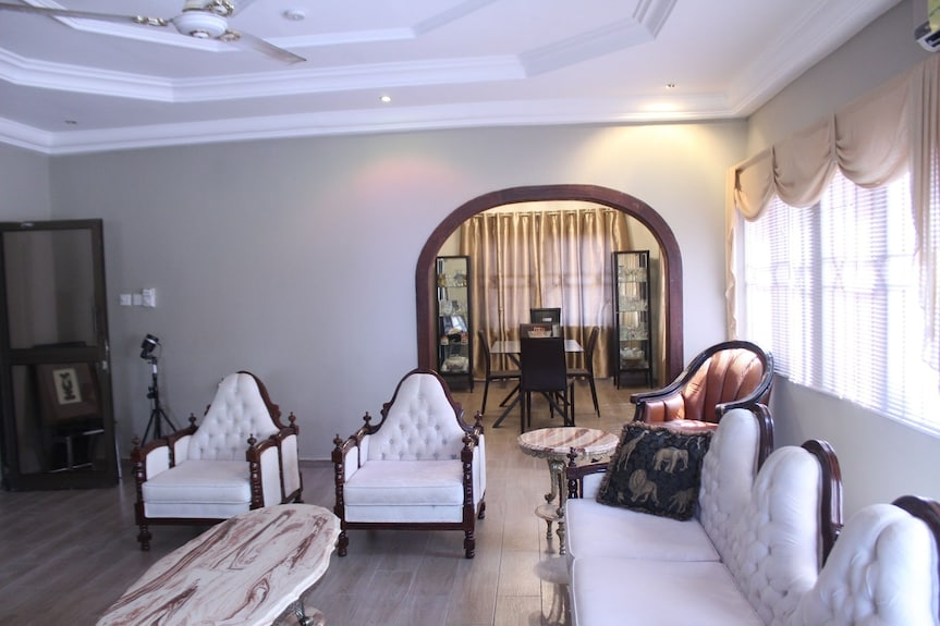 Queen Rose Leat Memorial Guesthouse