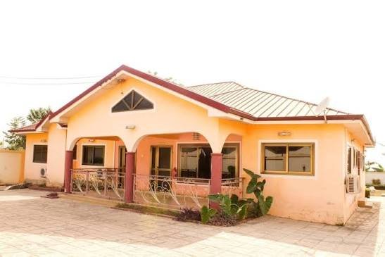 KWAMO EXECUTIVE LODGE