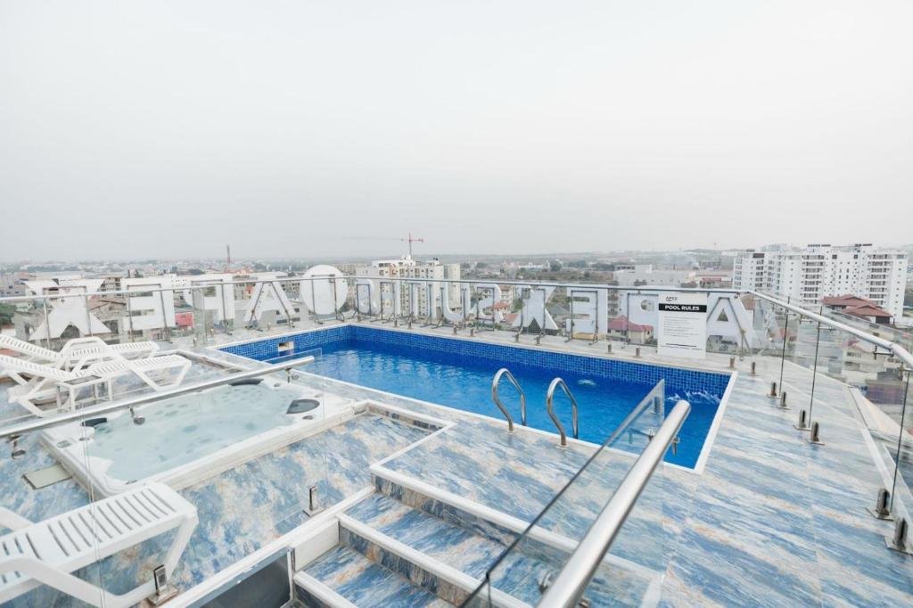Luxe Apt with Rooftop Pool Gym
