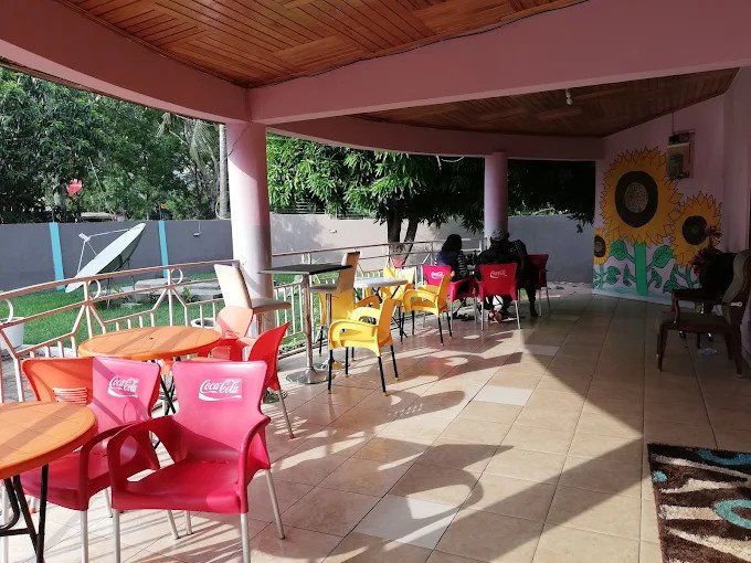 SIMPLE SUNFLOWER LODGE